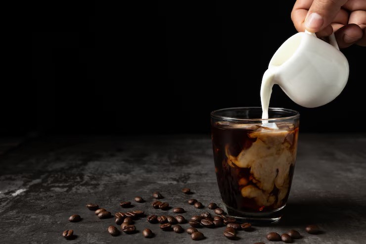 bahaya kopi kekinian, kopi susu dan PCOS, kopi gula aren dan obesitas, minuman yang memicu maag, kopi susu dan hormon wanita, kopi untuk ibu menyusui, minuman sehat pengganti kopi, efek kopi bagi perempuan